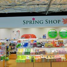 品揃えもまずまず。飲料水なども良心的な価格でした。