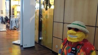 EU加盟国から到着したエリアにはレゴのおじさんのお出迎え