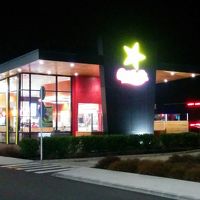 マクドナルドではなく、隣のショッピングセンターの駐車場のお店