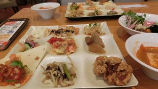 落ち着いた雰囲気のビュッフェレストラン