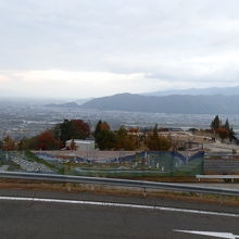 展望広場からは、雄大な善光寺平を見渡すことができます。