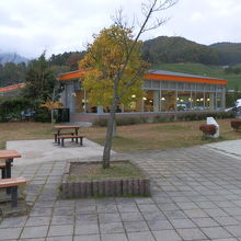 展望広場とレストラン（奥に見える）