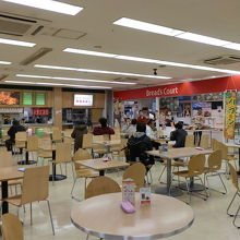 フードコートのテーブル席です。