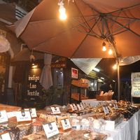 夜、ホテルの前で売りに出されるパン