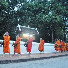 寺の前を通る托鉢僧の列