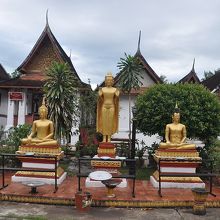 立像、座像の３体の仏が境内にある