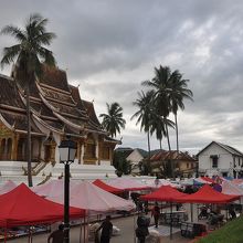 テントが並ぶナイトマーケットの通りに面している