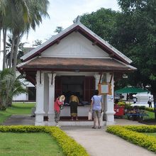門を入ってすぐ左にある本館の切符売り場。決まりの説明文もあ