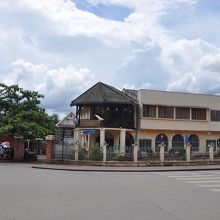 大通りの交差点角という便利な場所にある