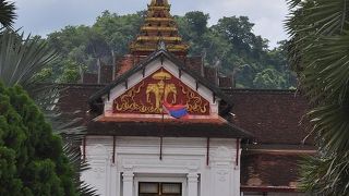 本館は入館料３万キップ。肌を露出した服装では入れないなど決まりがある