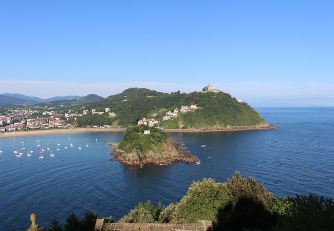 コルチャ湾に浮かぶ山の島