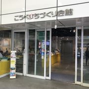 無名作家の作品などが展示