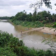 竹で組み立てた橋が見えるナムカーン川
