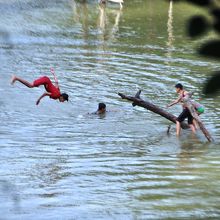 子どもたちが川遊びをしていた