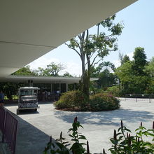 パーク入口のシャトル乗り場、結構な行列