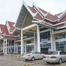 ターミナルビルの屋根はこの地らしいデザインだ