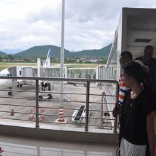 飛行機を降りて歩き始める通路は外気が吹き抜ける構造だ