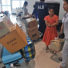 たくさんの段ボール箱がおろされた到着ロビー