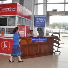 タクシー運賃を払うカウンター