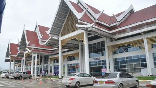 生活臭のある国際空港。市内へ向かうタクシー代は一律５万キップだった。