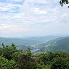 御岳山山頂に戻ってきました。東京のビル群が見渡せます。