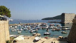 ピレ門の反対側にある門