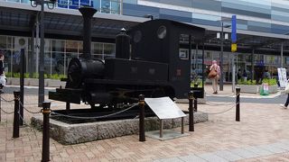 熱海の駅前にある可愛らしい機関車