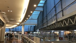 巨大なショッピングモール