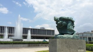 嵐の中の母子像 