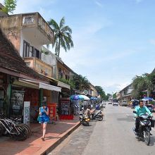 両側に伝統家屋が並んでいる