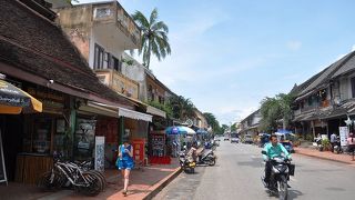 ルアンパバーン随一のメーンストリート。賑わいの絶えない通りである