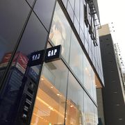 銀座の数寄屋橋交差点近くにある