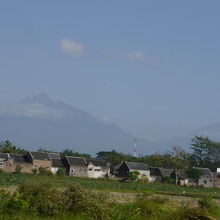 サンギランに向かう途中で見えたムラピ山