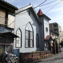 通り沿いの教会堂