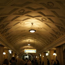 地下鉄構内の地下通路