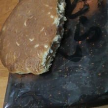 平べったいドラ焼きと思いきや、皮は薄く柔らかい煎餅です