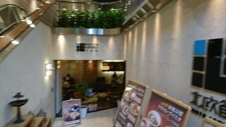 階段下りたらくつろぎ空間