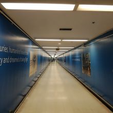 長くて狭い連絡通路。動く歩道がほしい。