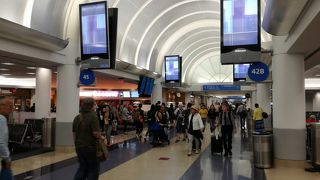 ターミナル４～８は横の移動が楽になった。ただし狭いのは昔のまま。