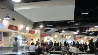 地下にフードコートがあります
