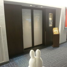 ラウンジ入口すぐです。