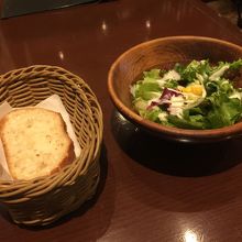 パスタランチセットのサラダとパン