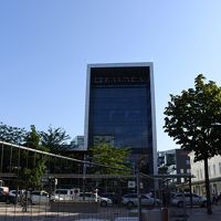 中央駅正面入り口を出てすぐ右手のガラス張りのホテルです。