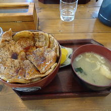 甘辛いタレが食欲をそそります。