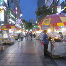 ＢＩＦＦ通りに露店・屋台が多く出ています