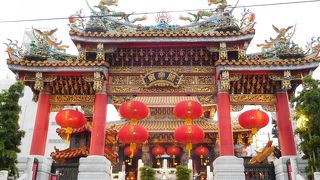 煌びやかな関帝廟