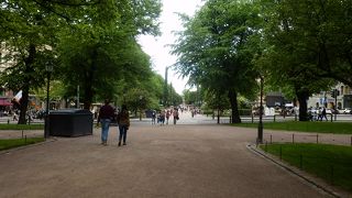 公園に沿ったショッピングストリート