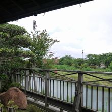 五十鈴川を見ながら風情のあるお座敷