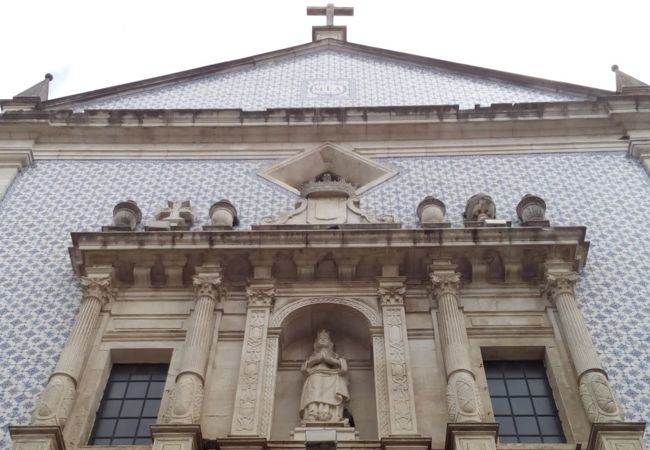 青と白のすっきりとしたアズレージョ