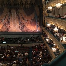 中央の席なら舞台の見切れは無い。写真はカメラを右に振っている